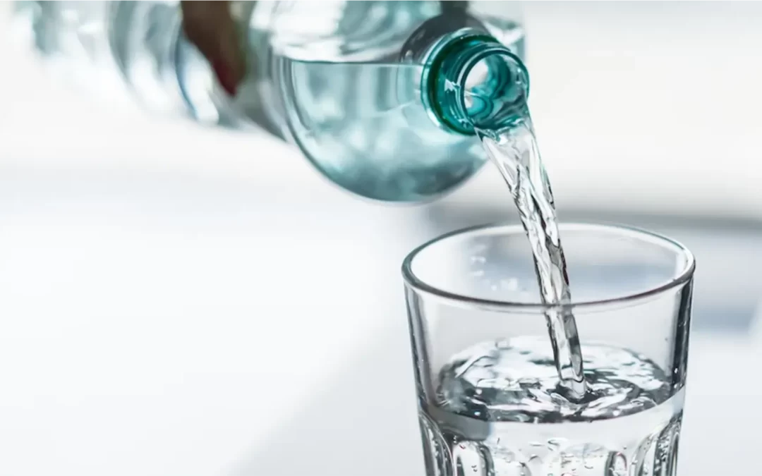 ¿Cuánta agua debo tomar realmente?